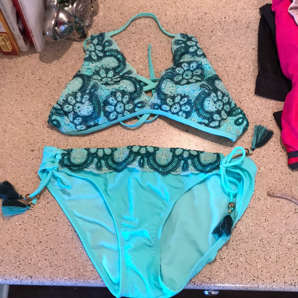Bikini, bottoms large, top small